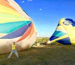 Elena antes de volar en globo.